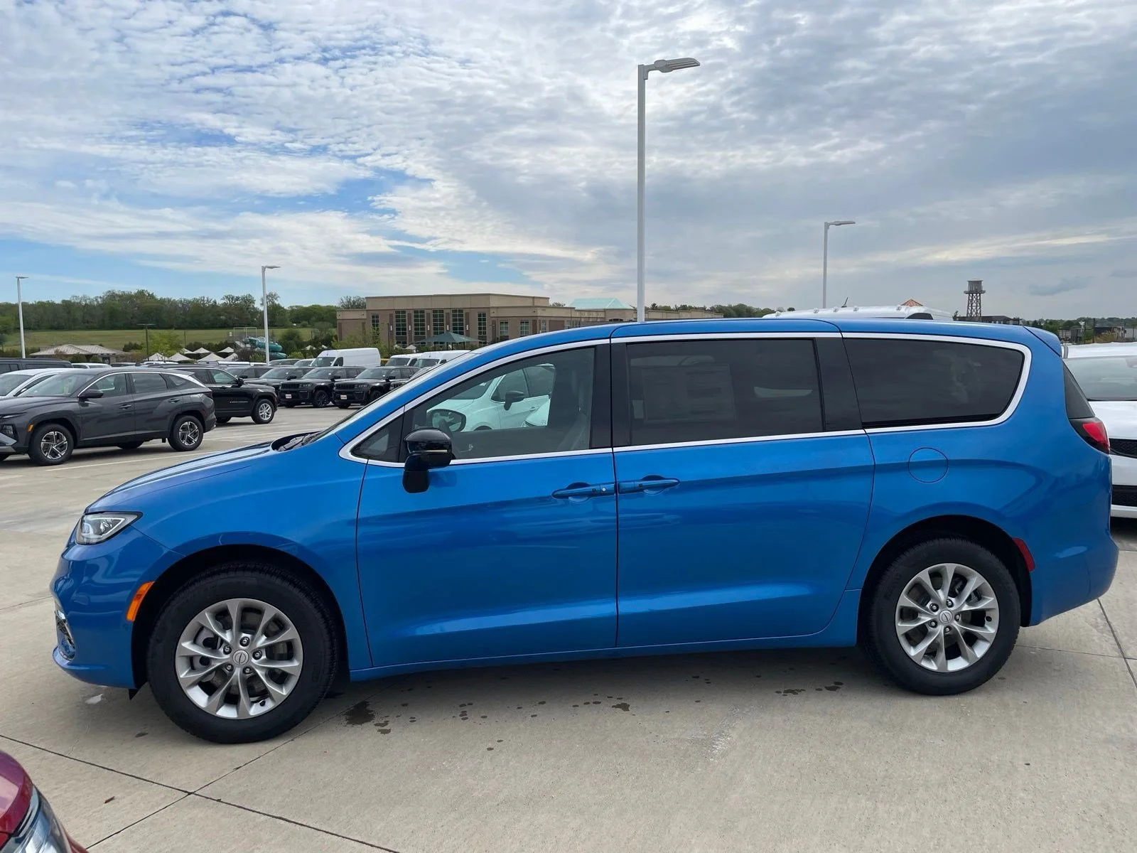 2026 Chrysler Pacifica Select AWD's photo