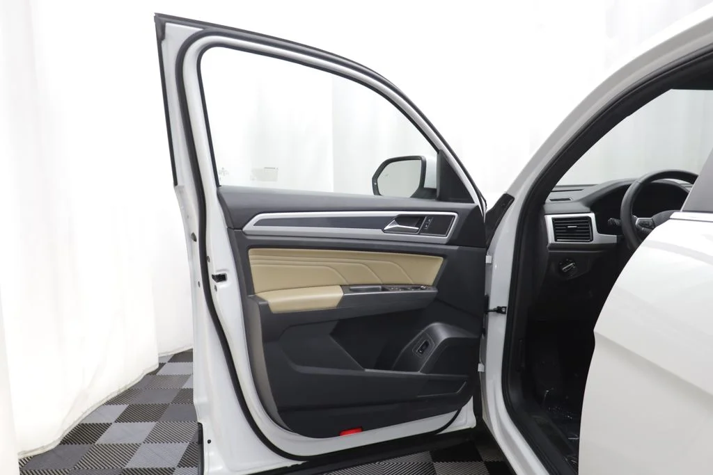 Used 2023 Pure White Volkswagen 3.6L V6 SE w/Technology image 4