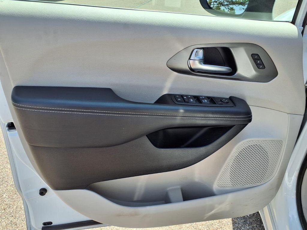 Used 2023 White Chrysler Touring L image 17