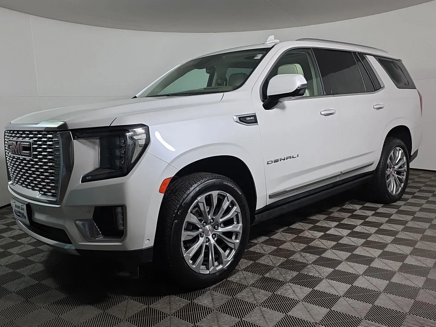 Used 2024 White Frost Tricoat GMC Denali image 7