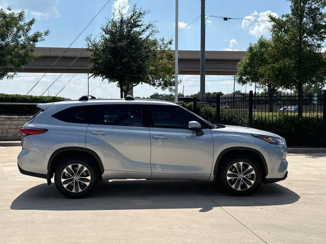 Certified Used 2020 CELESTIAL SILVER METALLIC Toyota XLE image 4