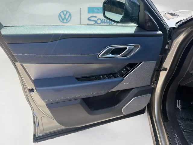Used 2019  Land Rover R-Dynamic HSE image 20