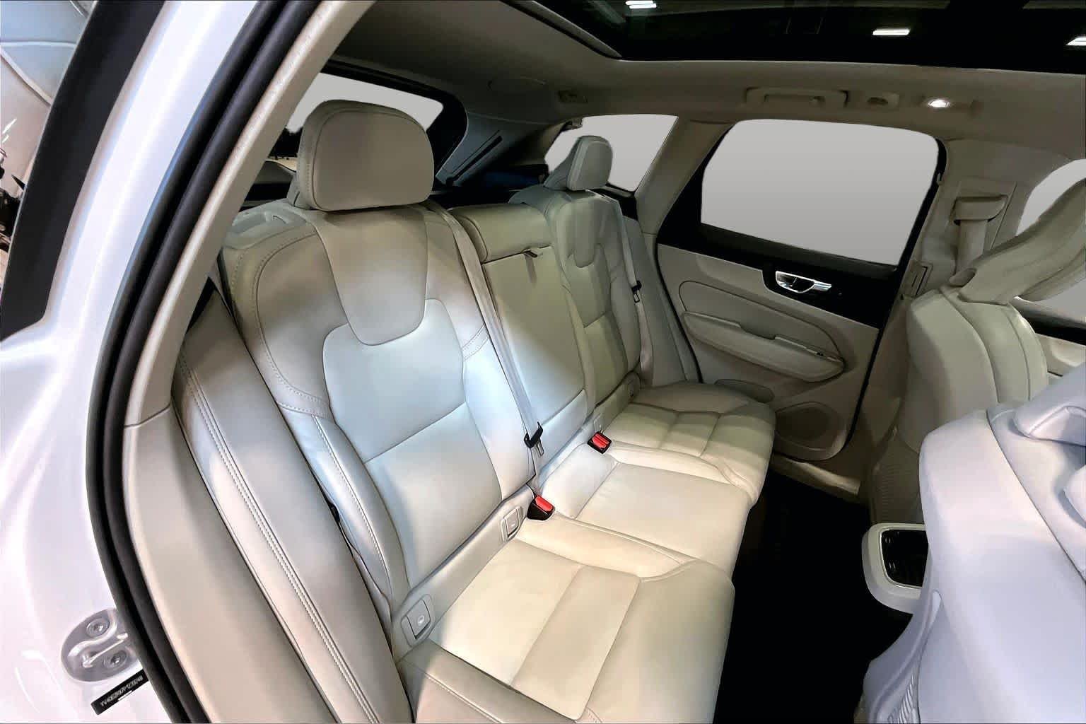 Used 2023 Crystal White Metallic Volvo Ultimate Dark Theme image 19