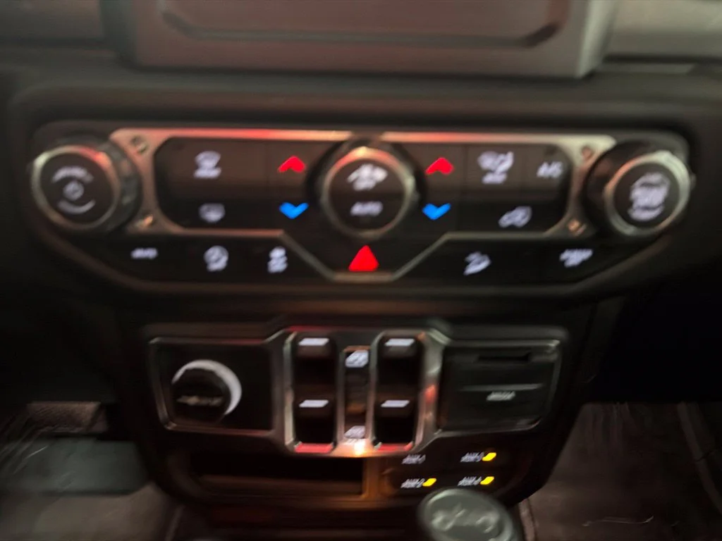 Used 2019 Bright White Clearcoat Jeep Unlimited Sahara image 27