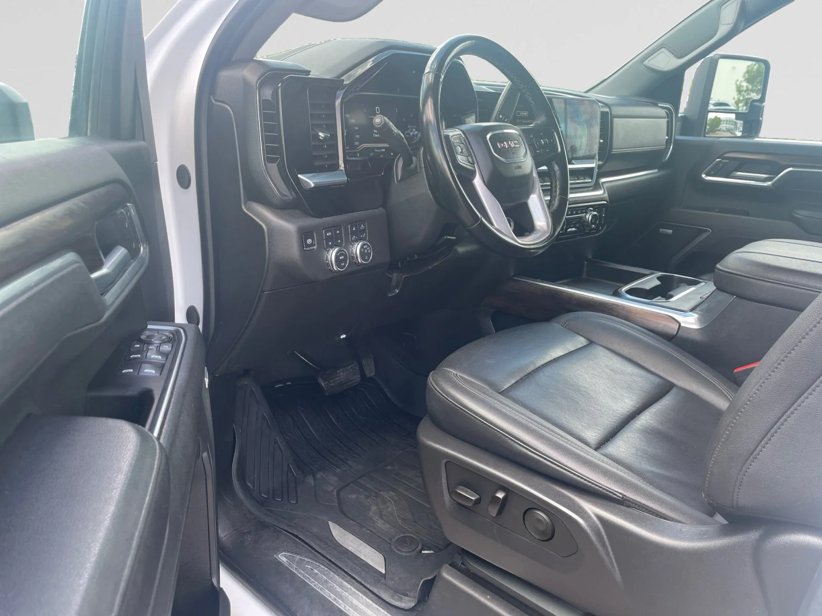 Used 2025 White GMC SLT Crew Leather 5th Wheel Prep Package image 13