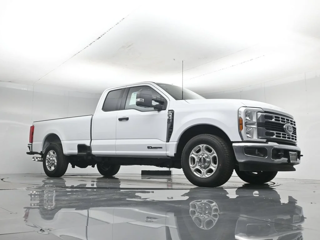 New 2026 Oxford White Ford XLT image 3