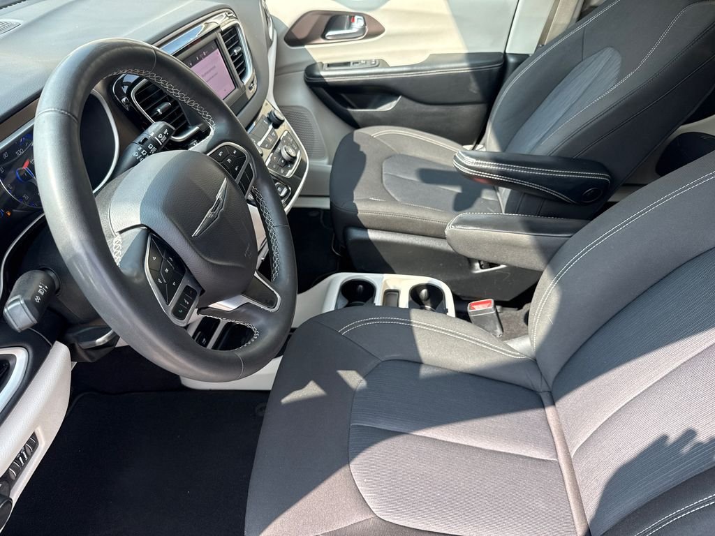 Used 2022 White Chrysler LX image 18