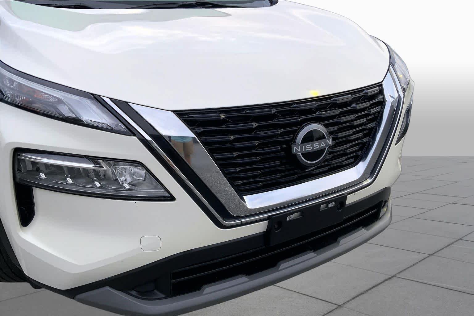 Used 2023 Pearl White Tricoat Nissan SV image 27