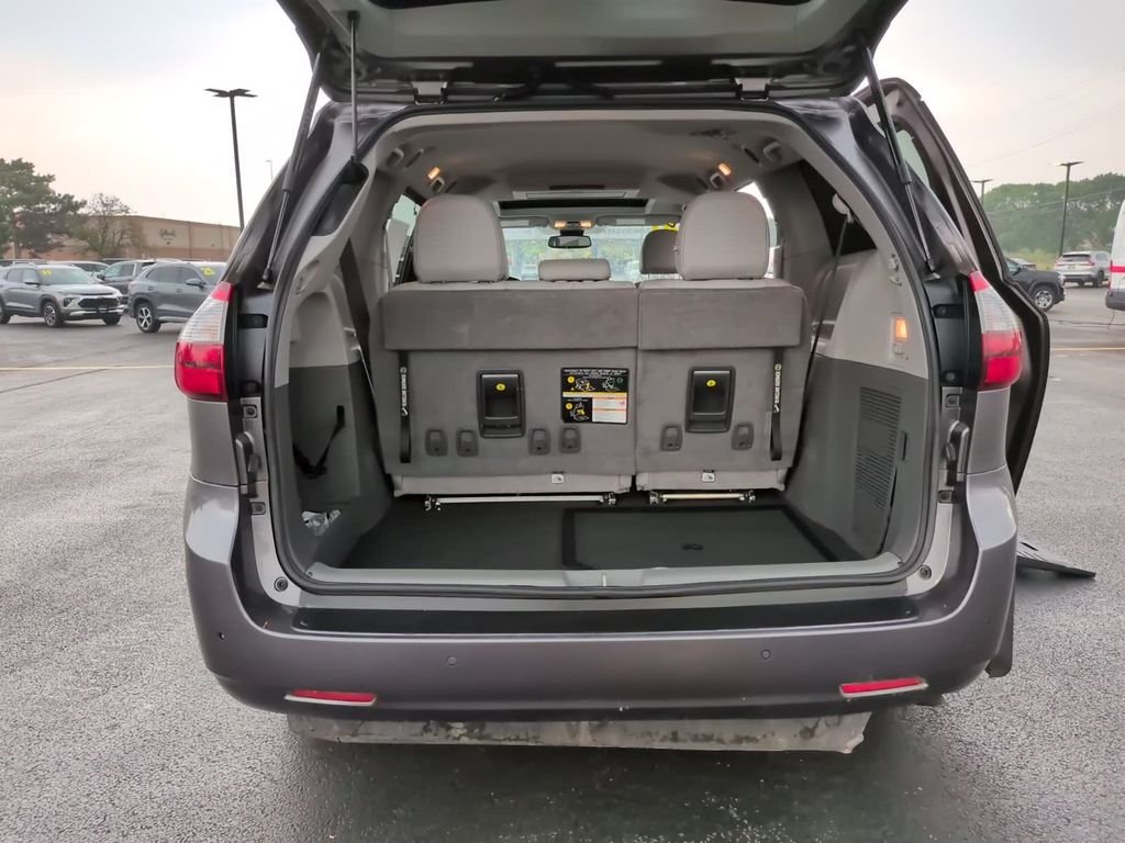 Used 2020 Gray Toyota XLE Premium image 5