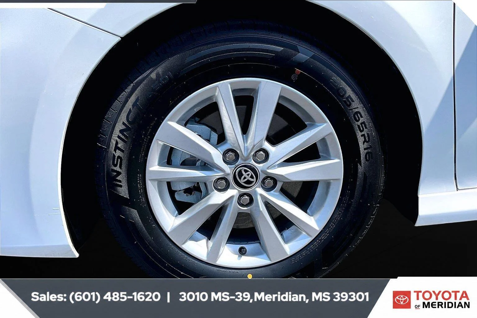 Used 2025 Ice Cap Toyota LE image 7