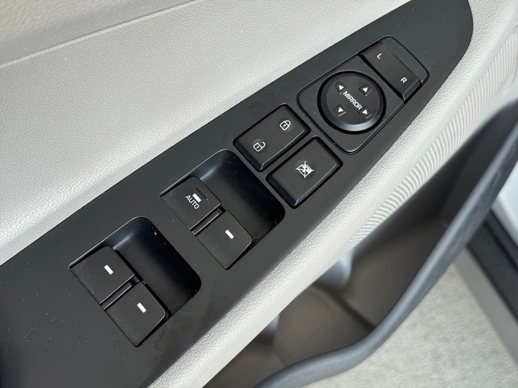 Used 2018 Silver Hyundai SEL image 25