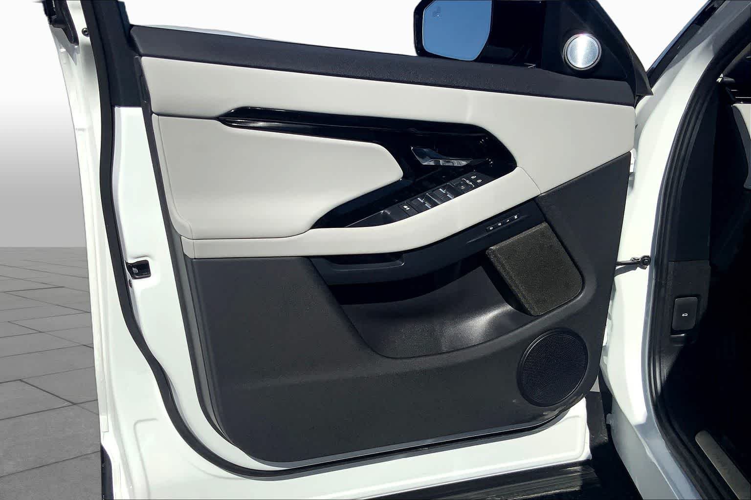 Used 2025 Fuji White Land Rover Dynamic SE image 21