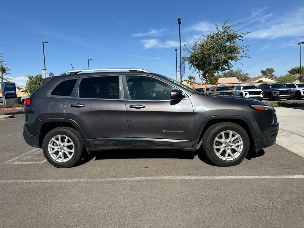 Used 2018 Gray Jeep Latitude Plus FWD image 6
