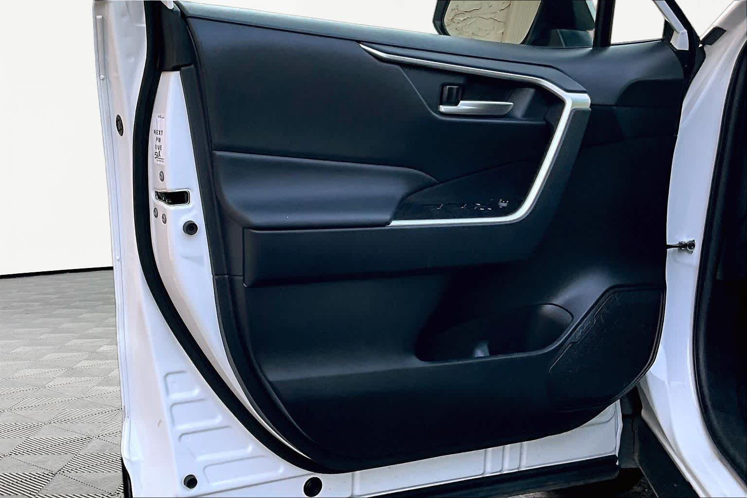 Used 2025 Ice Cap Toyota XLE image 22