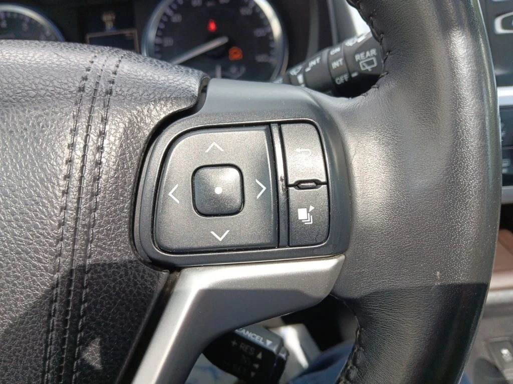 Used 2015 Attitude Black Metallic Toyota XLE V6 image 21