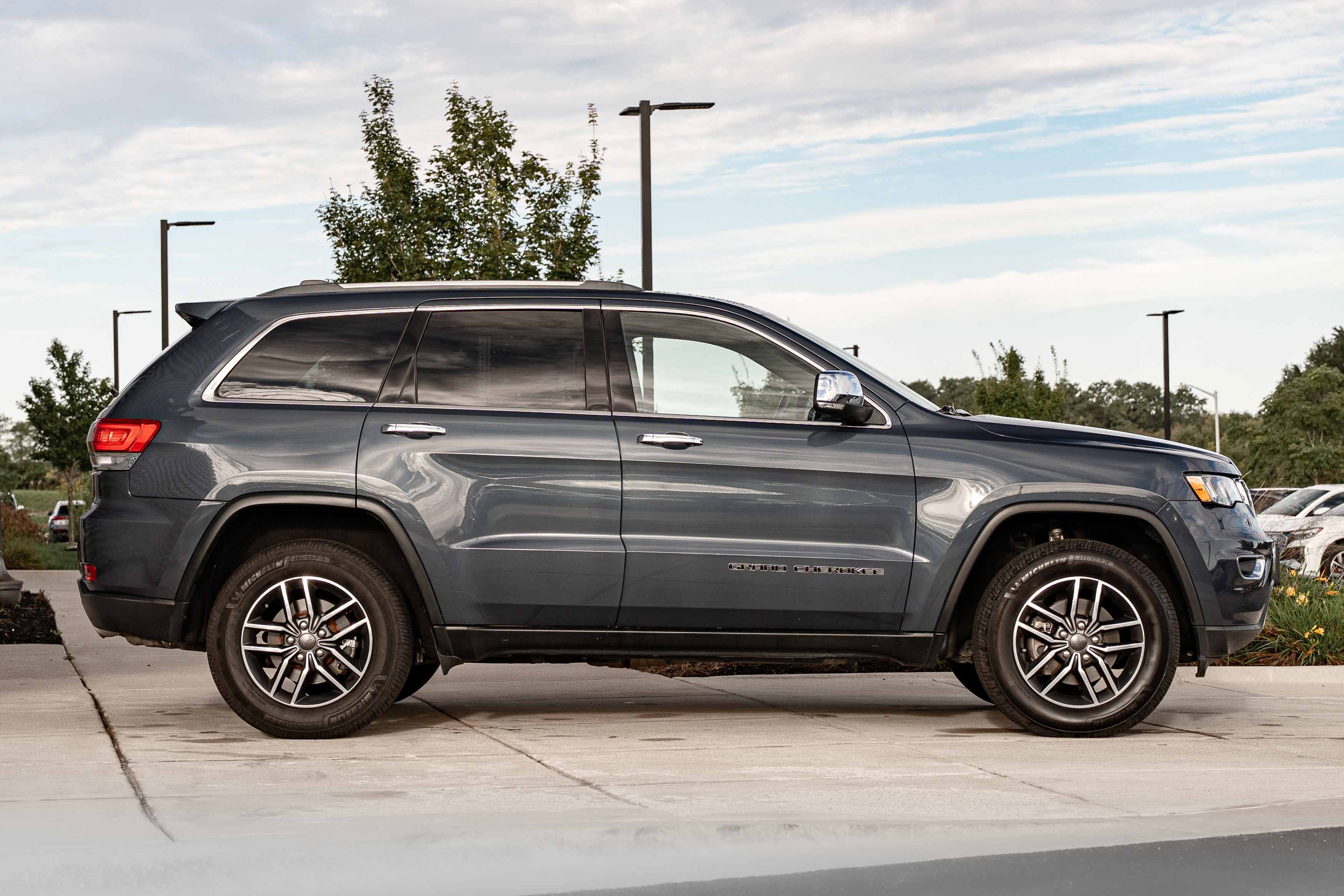 Used 2019 Slate Blue Pearlcoat Jeep Limited image 3