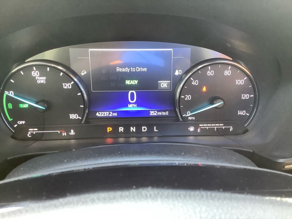 Used 2022 Red Ford SE image 10