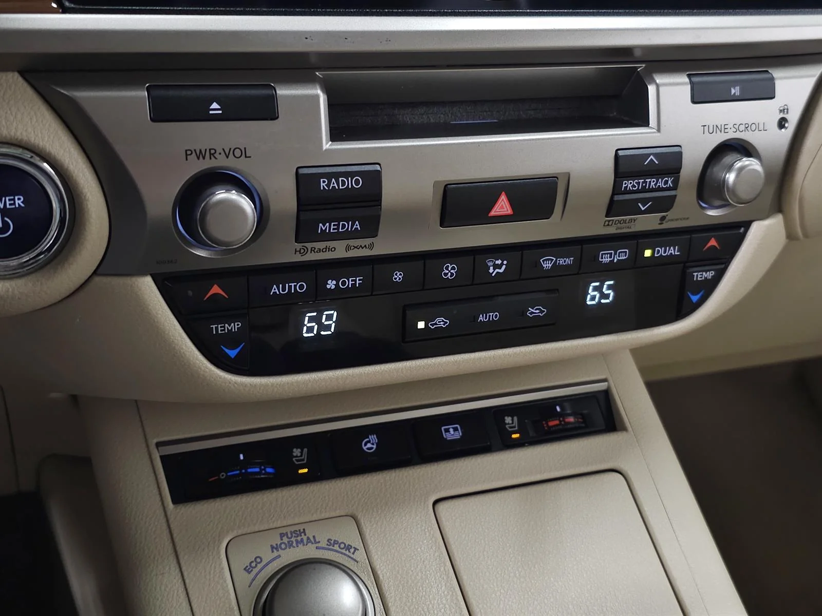 Used 2014 White Lexus  image 25