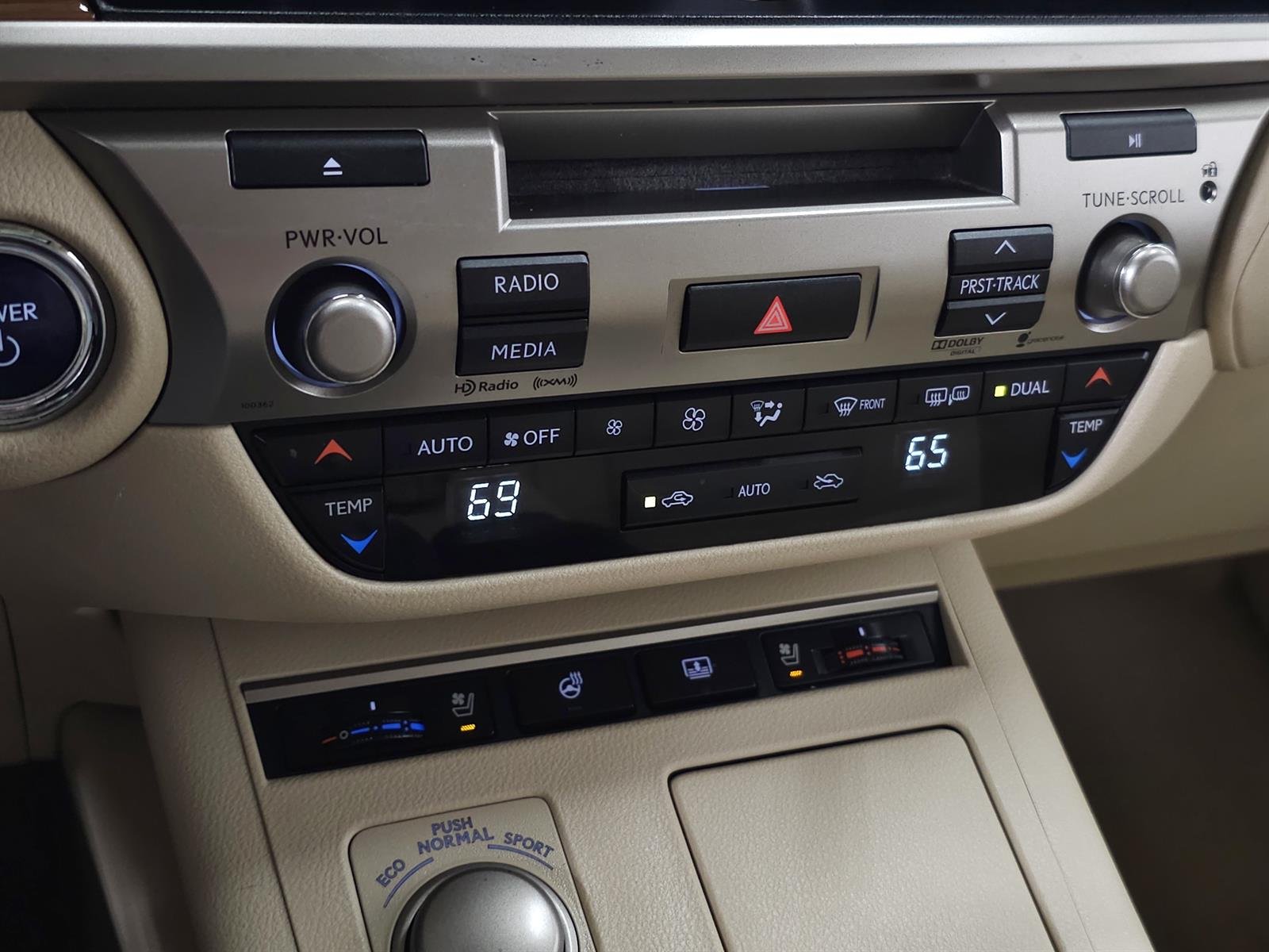 Used 2014 White Lexus  image 25