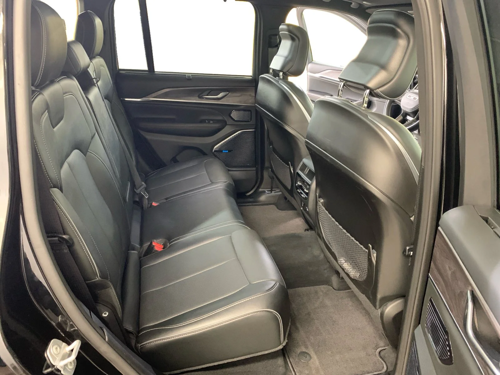 Used 2025 Diamond Black Crystal Pearl Jeep Overland image 18