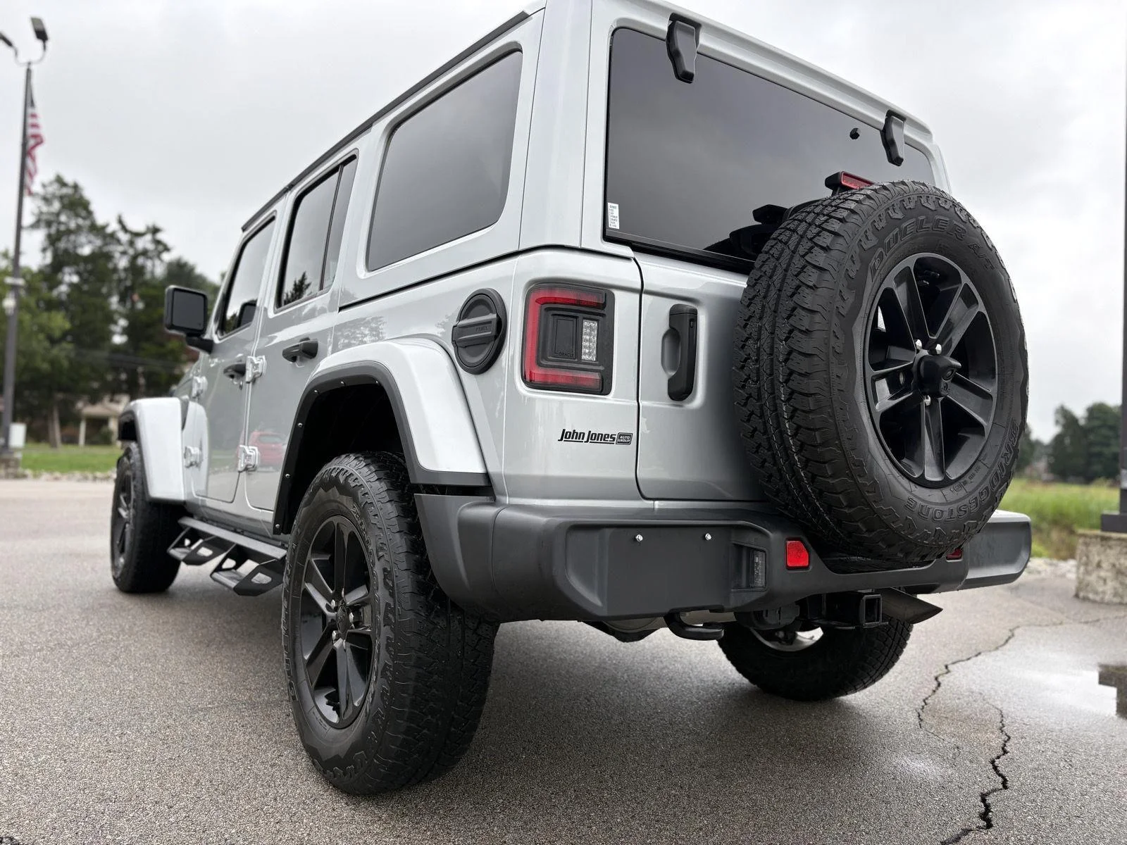Used 2022 Silver Zynith Clearcoat Jeep Unlimited Sahara Altitude image 32