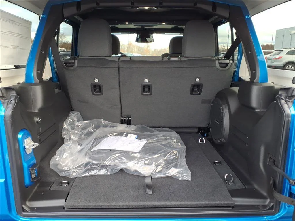 New 2026 Hydro Blue Pearl-Coat Exterior Paint Jeep Sahara image 18