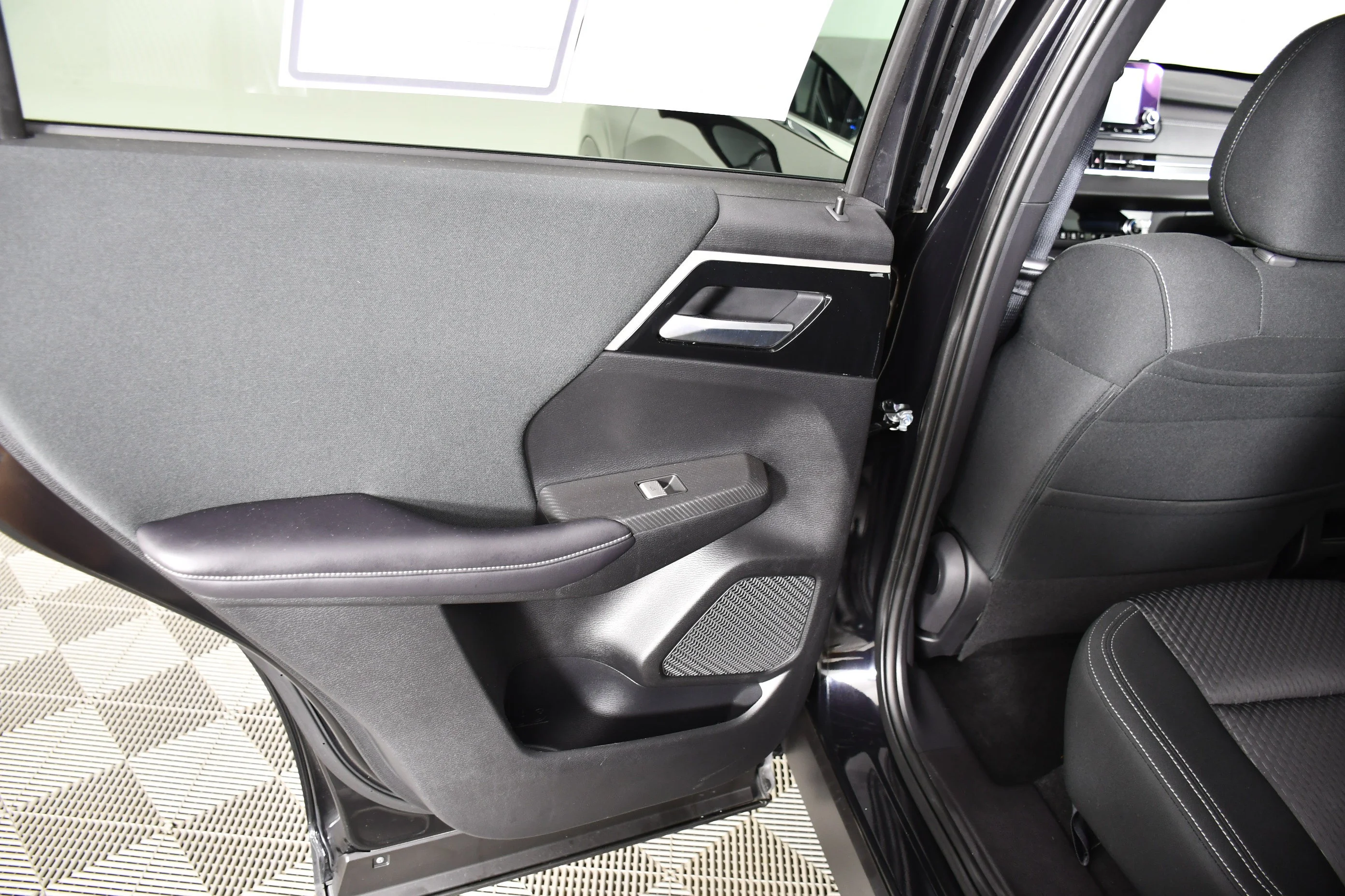 Certified Used 2025 Labrador Black Pearl Mitsubishi ES image 44