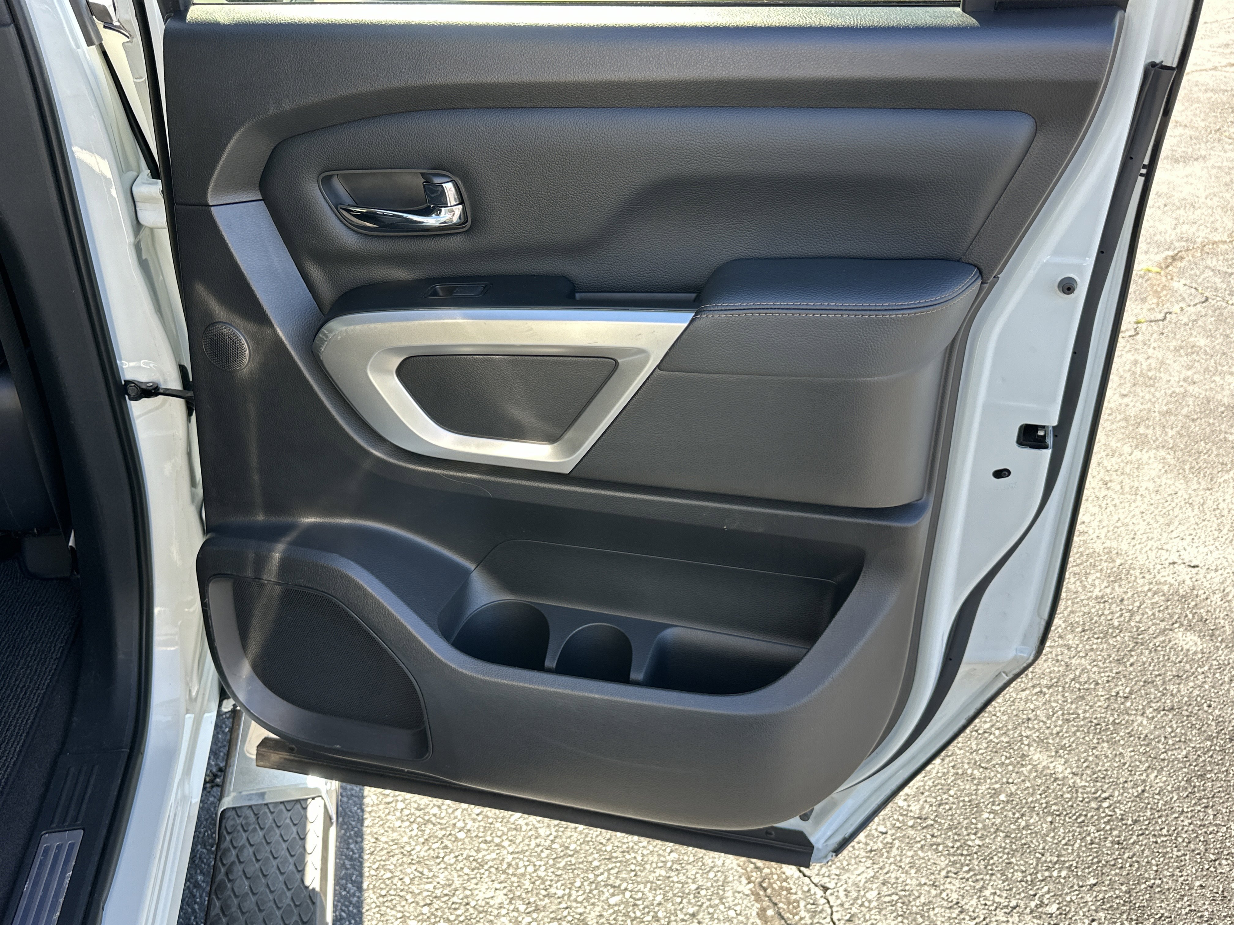 Used 2018 Pearl White Nissan SL image 17