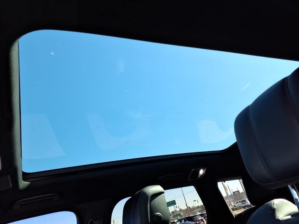 Used 2020 Santorini Black Metallic Land Rover SE image 9
