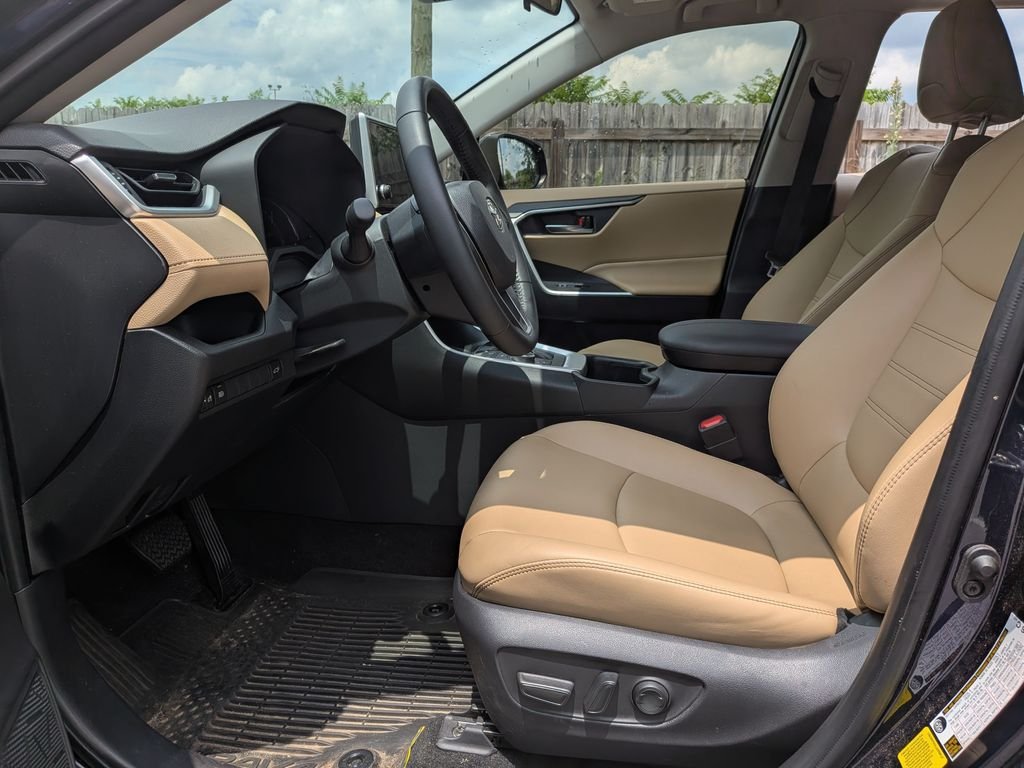 Used 2025  Toyota XLE Premium image 11