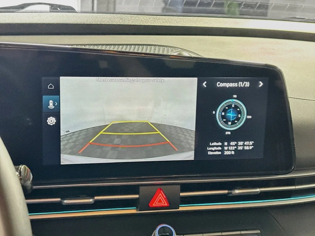 Used 2025 White Hyundai SEL Convenience image 17