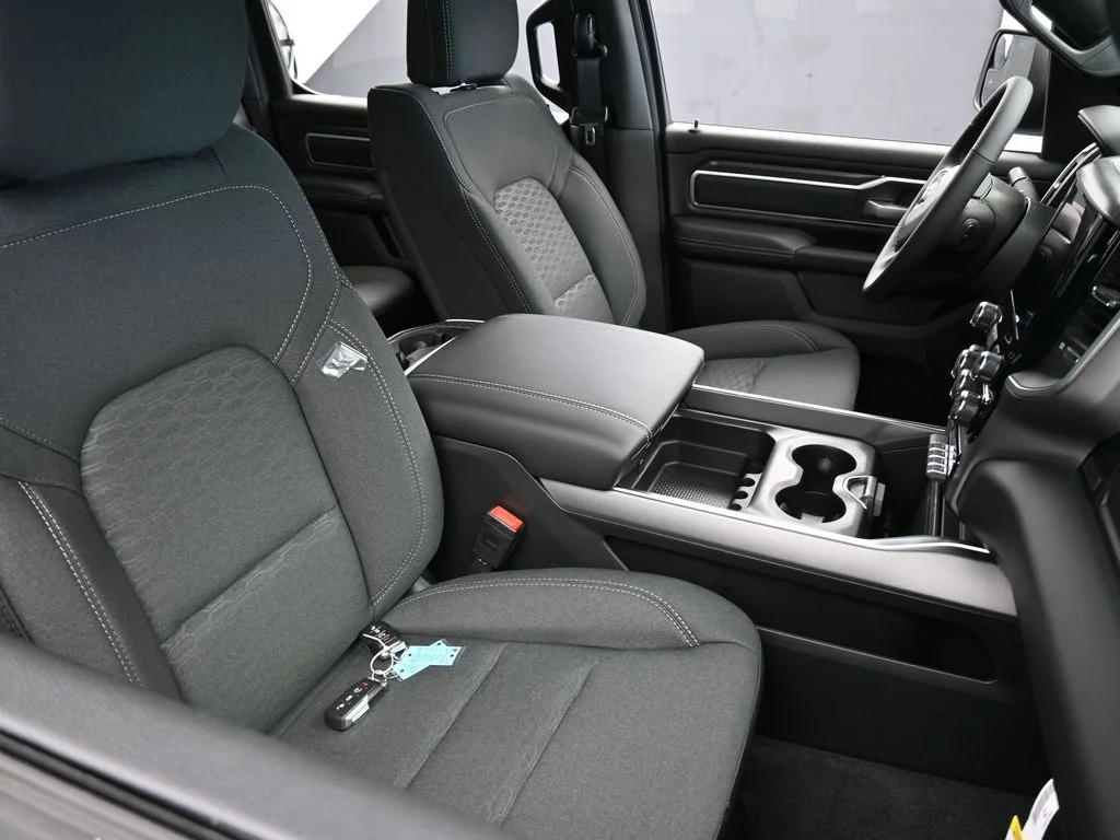 New 2026 Diamond Black Crystal Pearl-Coat Exterior Paint RAM Big Horn/Lone Star image 39