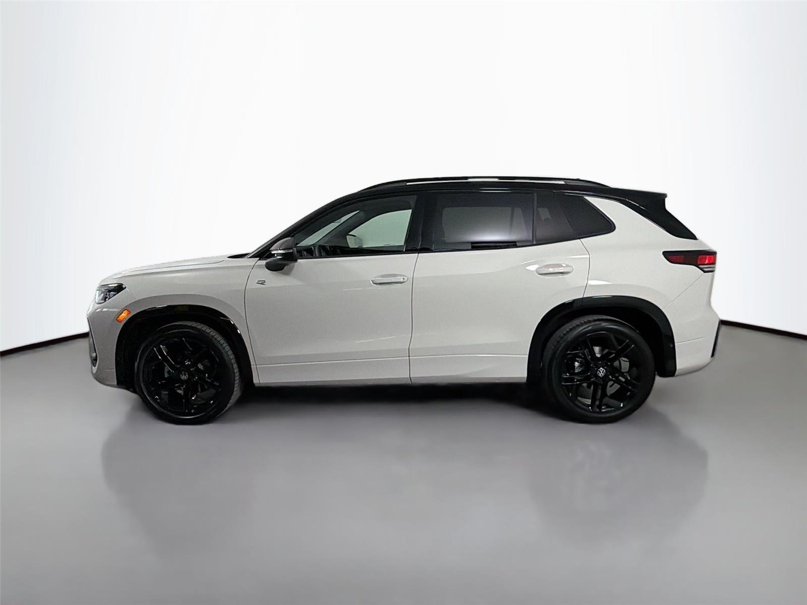 New 2026 Sandstone w/Deep Black Roof Volkswagen SE R-Line Black image 8