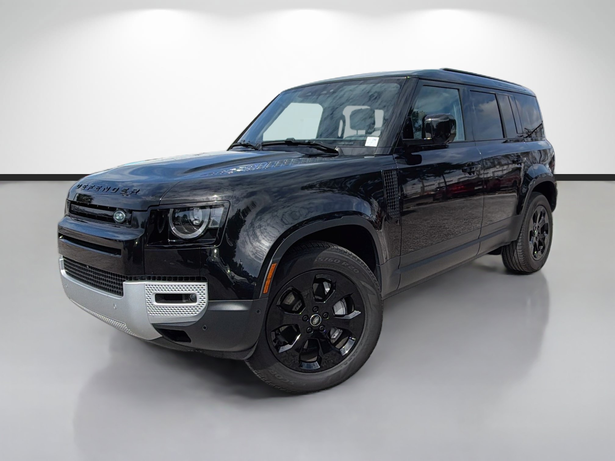 Used 2025 Santorini Black Metallic Land Rover S image 1