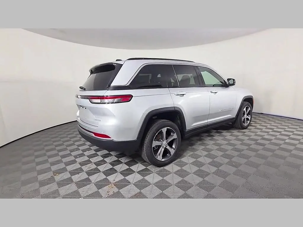 New 2026 Silver Zynith Exterior Paint Jeep Limited image 27