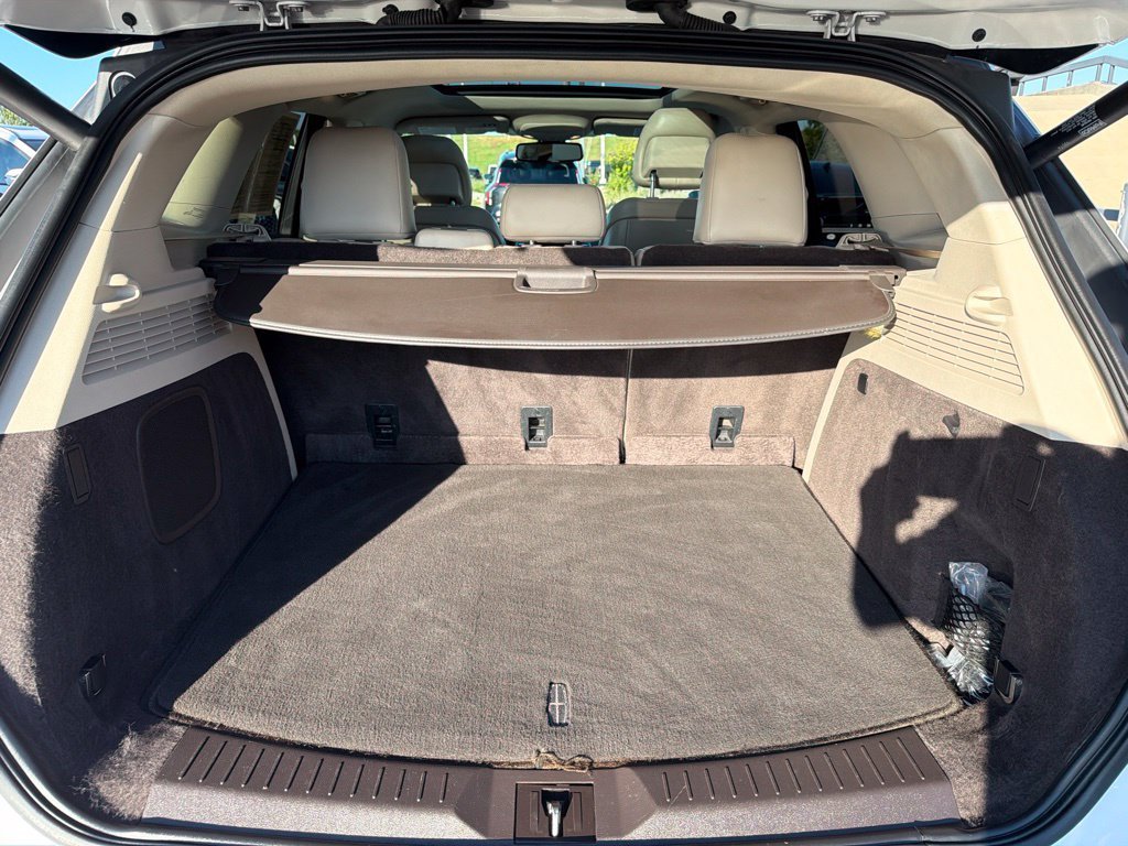 Used 2017 White Lincoln Reserve image 16