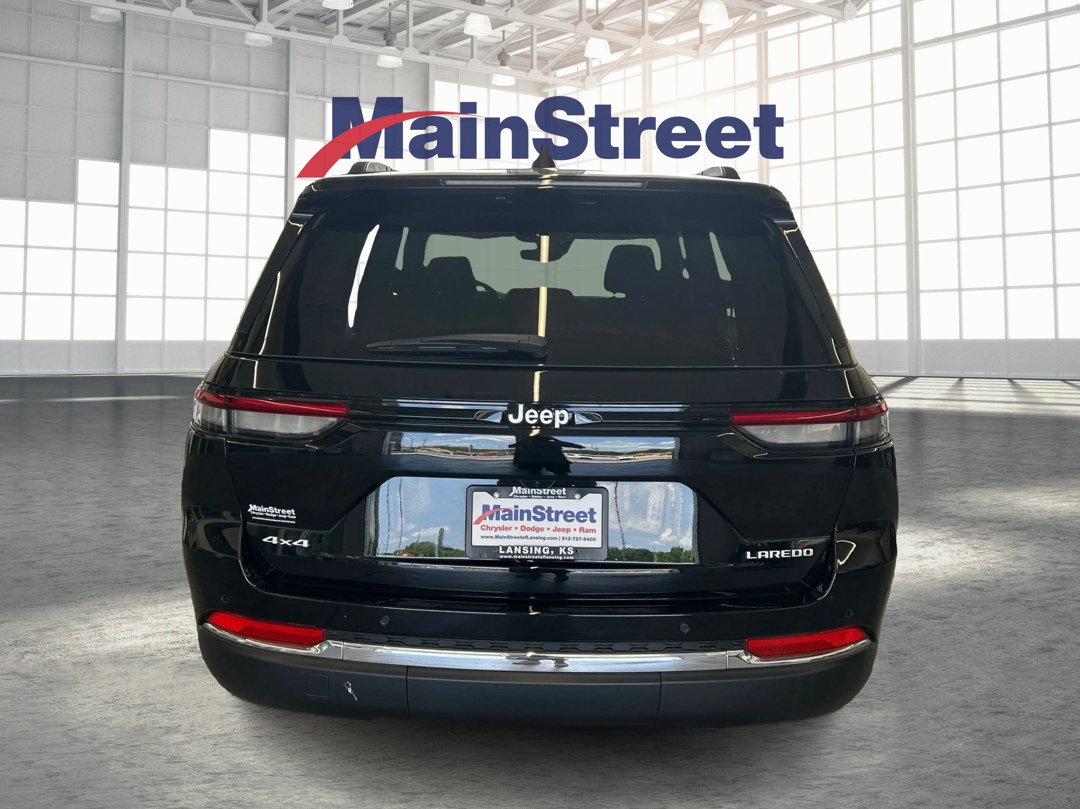 New 2026 Diamond Black Crystal Pearlcoat Jeep Laredo image 4