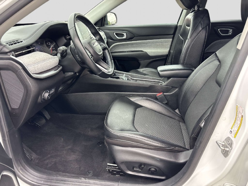 Used 2022 White Jeep Latitude image 11