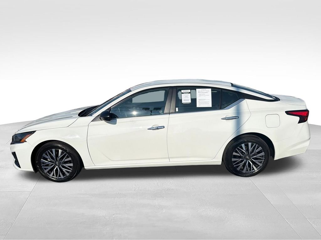 Used 2025 White Nissan 2.5 SV image 2