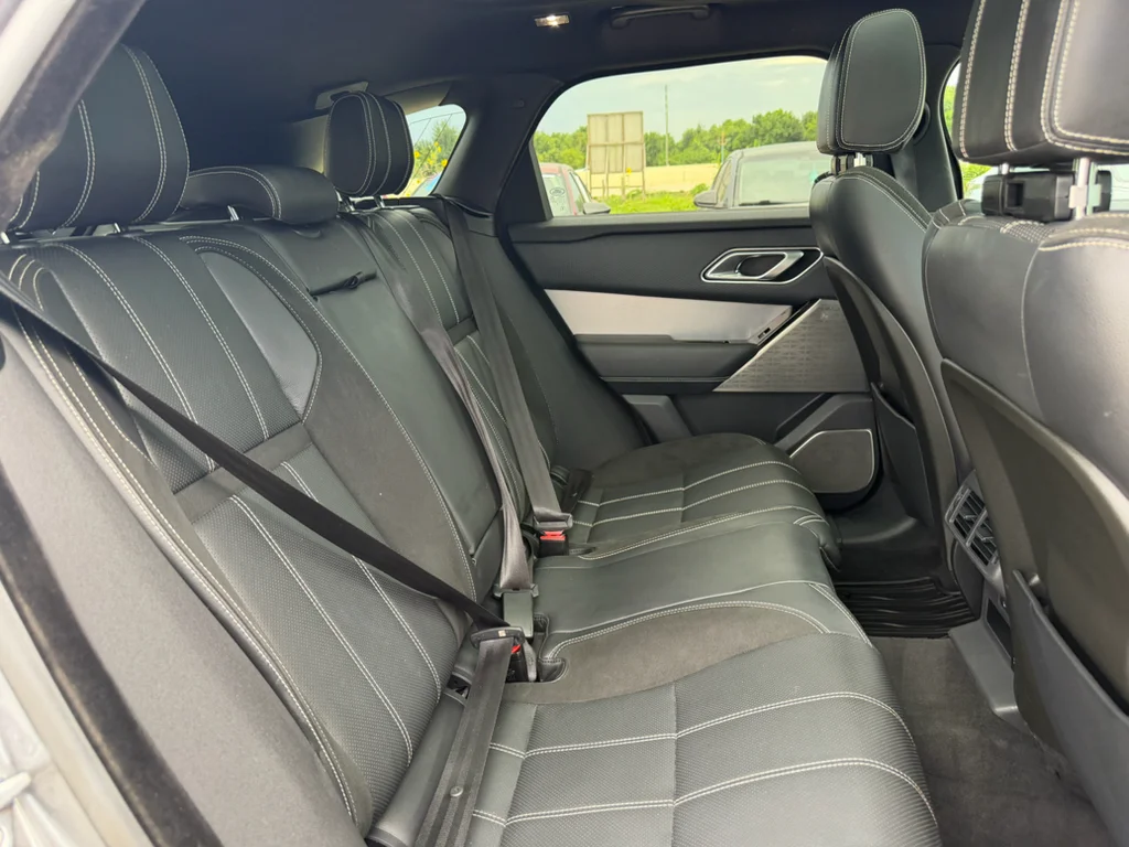 Used 2019 Corris Grey Metallic Land Rover R-Dynamic SE image 28