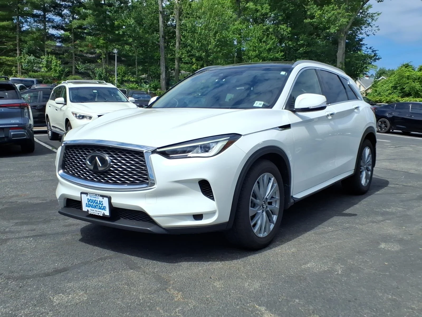 Certified Used 2025 White INFINITI LUXE image 2