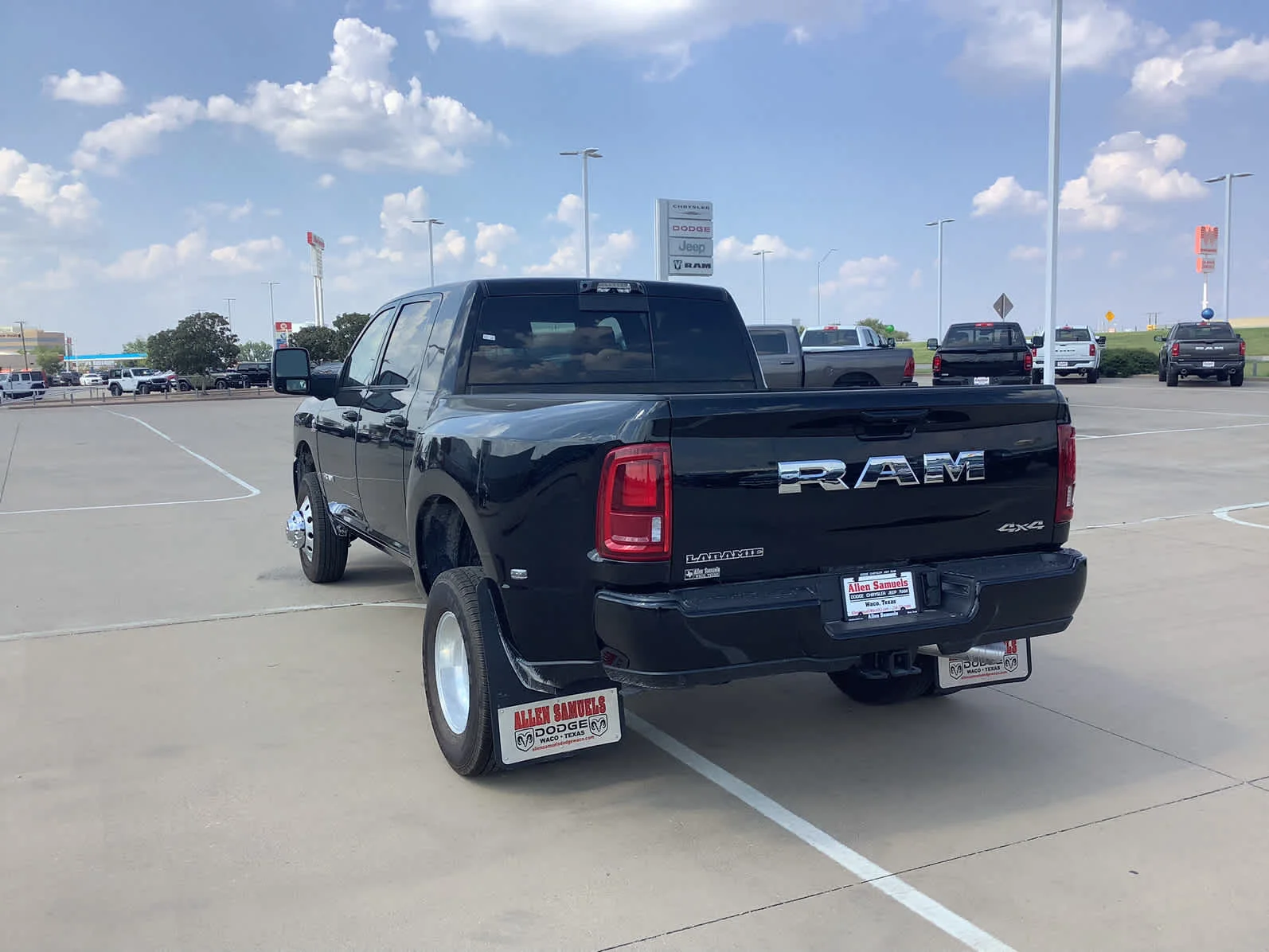 2026 RAM 3500 Laramie - Photo 9
