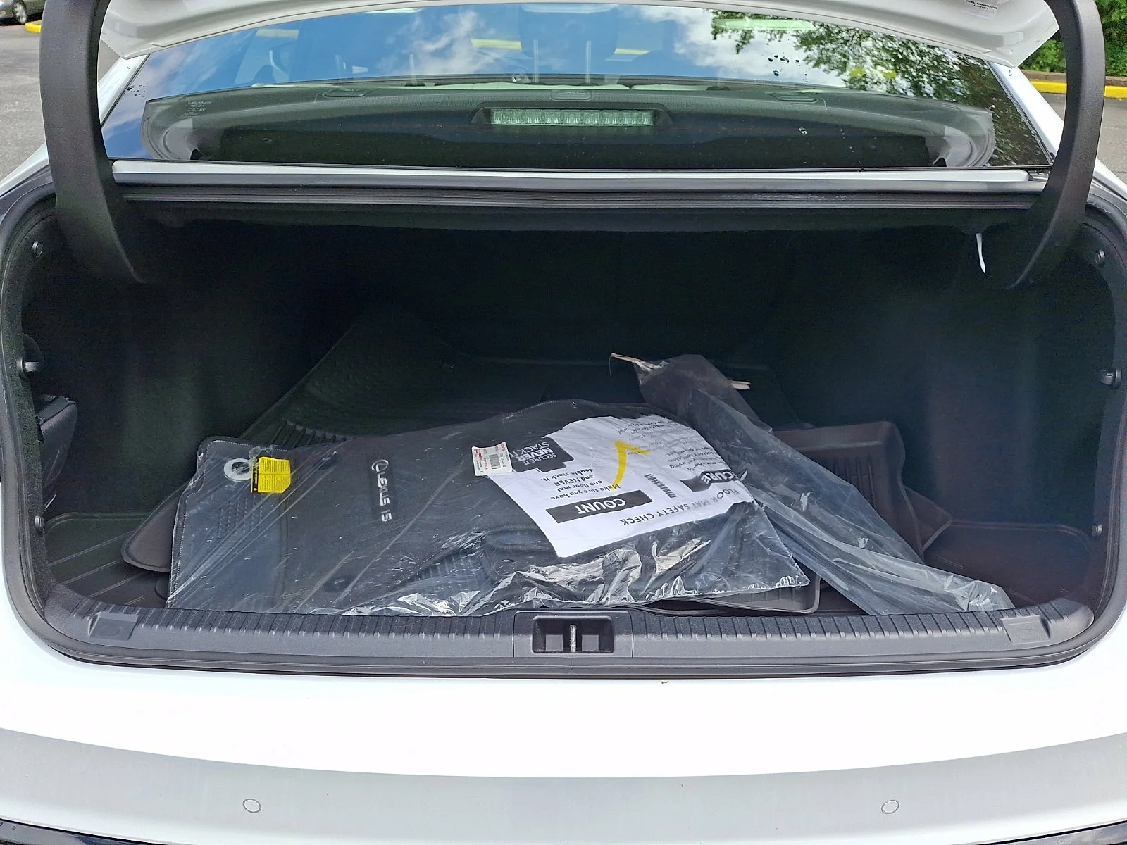 Certified Used 2023 ULTRA WHITE Lexus  image 28