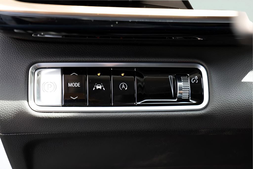 New 2026 Iridescent White Tricoat Buick Avenir image 17