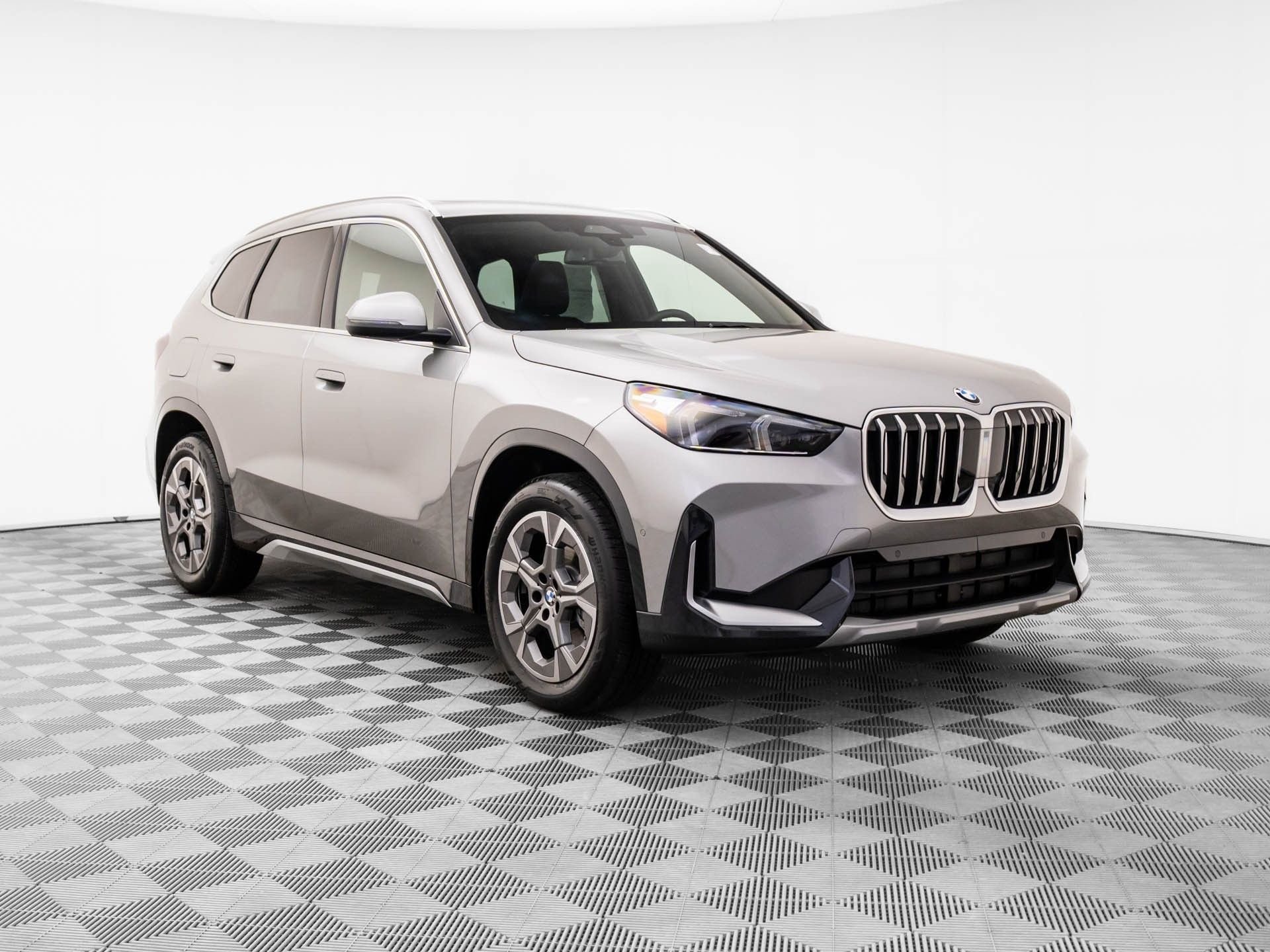 New 2026 Space Silver Metallic BMW xDrive28i image 8