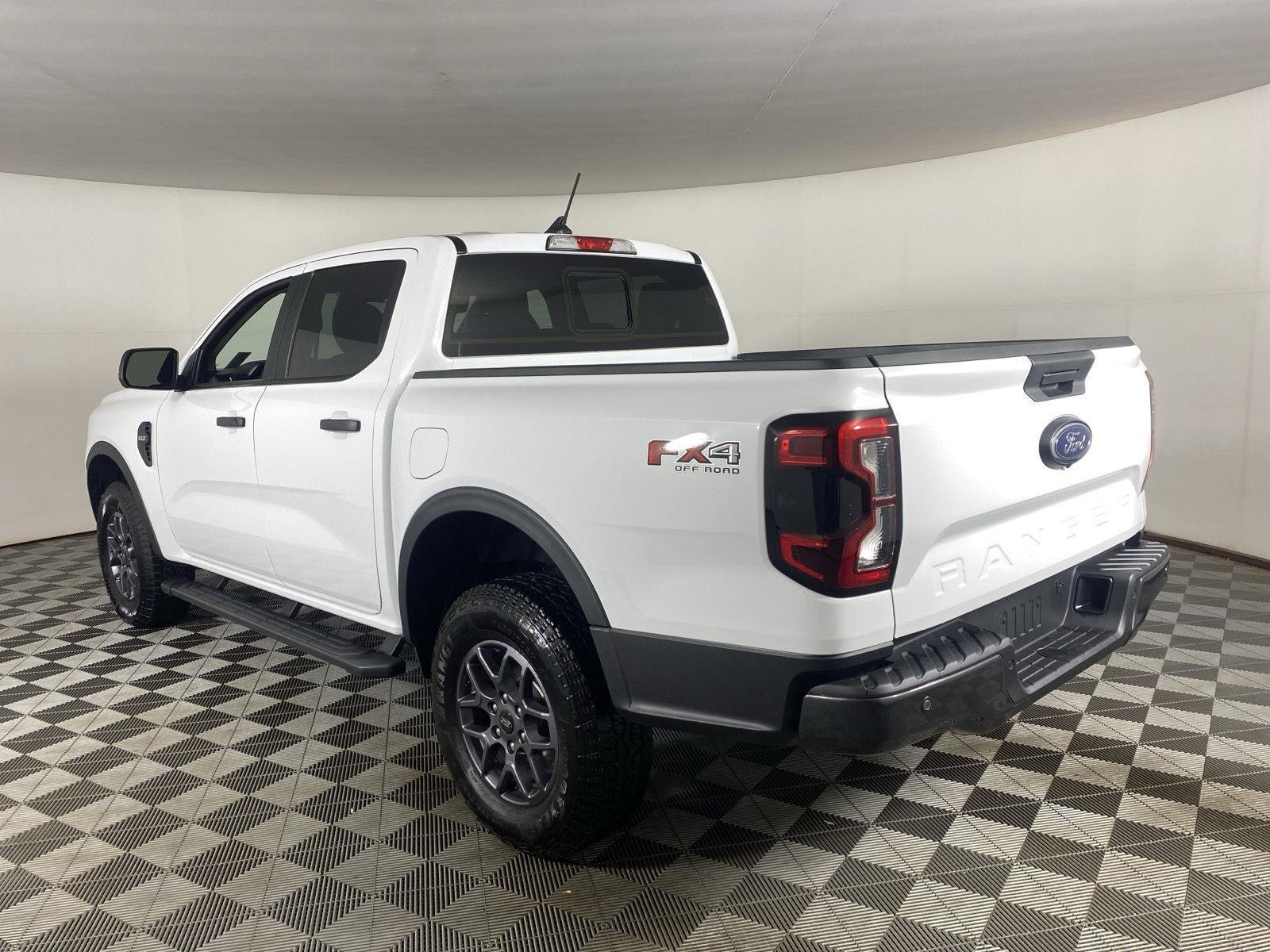 Used 2025 Oxford White Ford XLT image 8