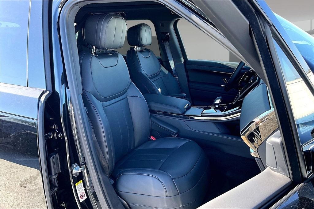 New 2026 SANTORINI BLACK Land Rover Dynamic SE image 11