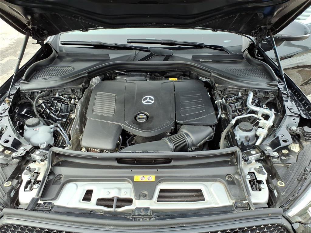 Certified Used 2025 Black Mercedes-Benz GLC 300 image 9