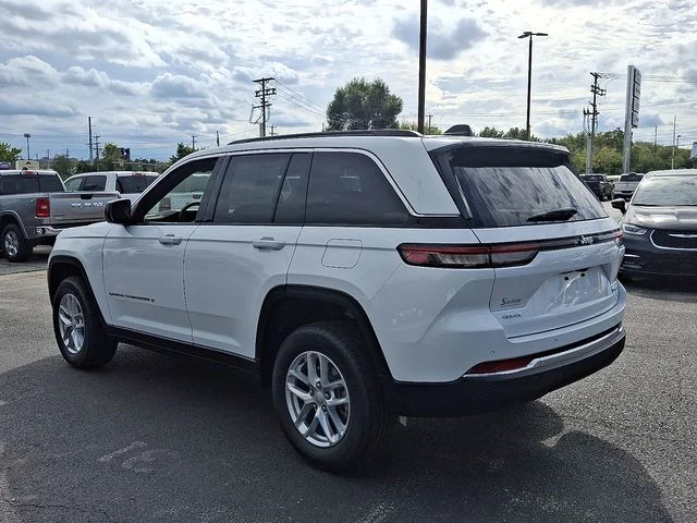 New 2025 White/off-white Jeep Laredo image 5