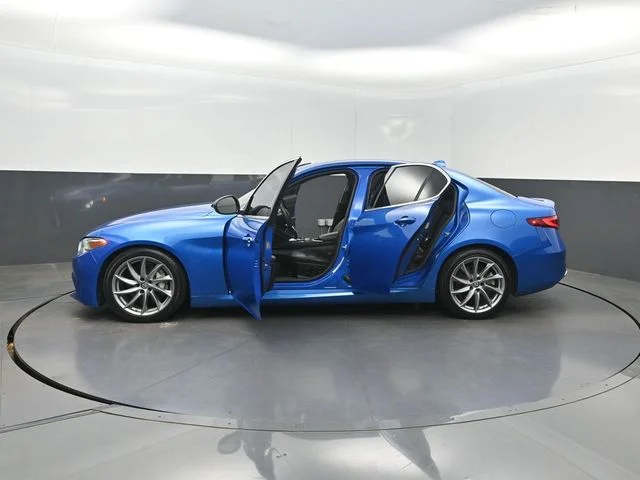 Used 2020 Blue Alfa Romeo Base image 38